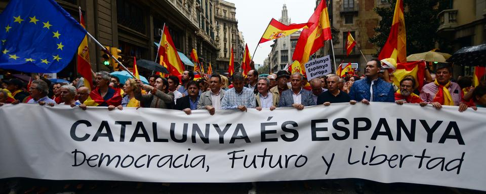 Des milliers de personnes se sont rassemblées samedi à Barcelone pour exprimer leur opposition au référendum prévu dimanche en Catalogne. [Citizenside - AFP - Sergi Escribano]