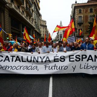 Des milliers de personnes se sont rassemblées samedi à Barcelone pour exprimer leur opposition au référendum prévu dimanche en Catalogne. [Citizenside - AFP - Sergi Escribano]