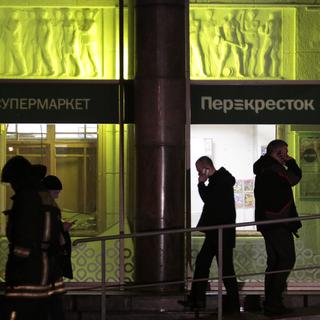 Des policiers russes devant le supermarché peu après l'explosion. [Reuters - Anton Vaganov]