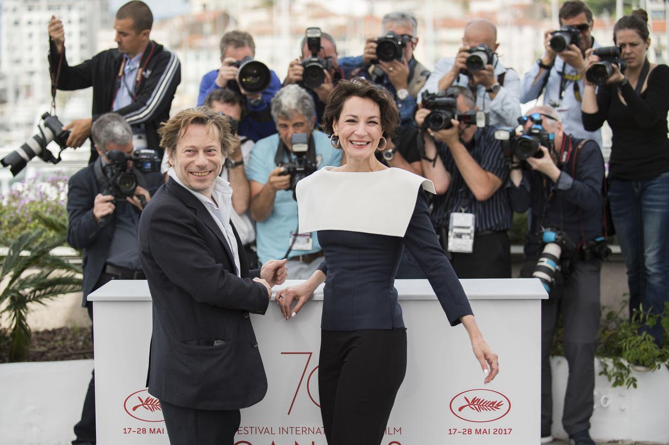 Le réalisateur Mathieu Amalric et l'interprète de Barbara, Jeanne Balibar, jeudi 18 mai au Festival de Cannes. [Keystone - Arthur Mola - Invision - AP]
