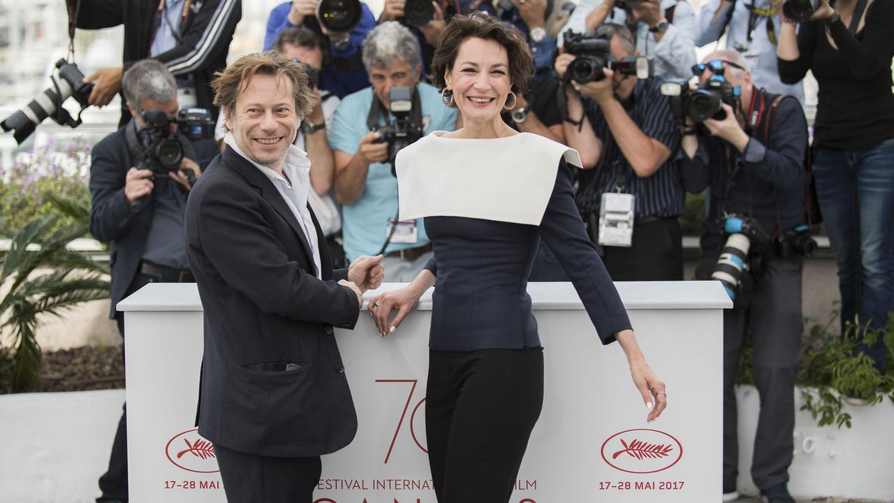 Le réalisateur Mathieu Amalric et l'interprète de Barbara, Jeanne Balibar, jeudi 18 mai au Festival de Cannes. [Keystone - Arthur Mola - Invision - AP]