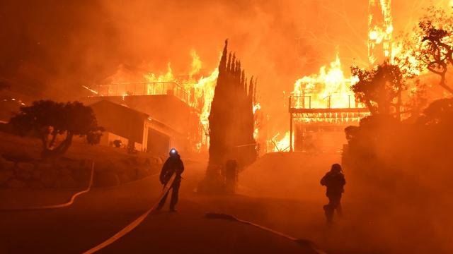 Des pompiers engagés dans le comté de Ventura mardi. [Comté de Ventura/AP/Keystone - Ryan Cullom]