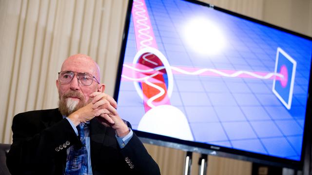 Kip Thorne, l'un des trois scientifiques récompensés par le Nobel de physique 2017, présente les ondes gravitationnelles durant une conférence. [AP/Keystone - Andrew Harnik]