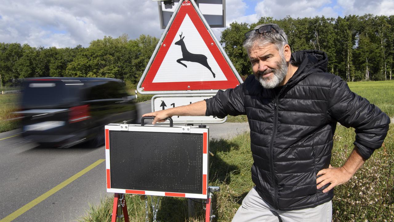 Gottlieb Dändliker, inspecteur cantonal de la faune, à Genève, montre une dispositif pour éviter des collisions avec les cerfs.