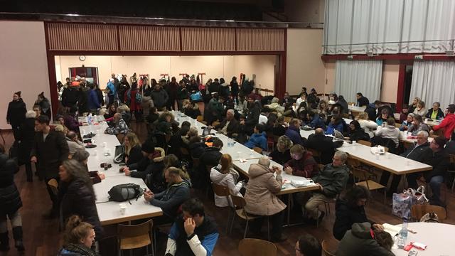 Près de 200 passagers CFF ont été bloqués une partie de la nuit à Bex. [RTS - Laurent Dufour]