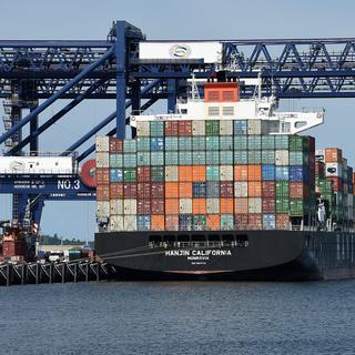 La taxe au tonnage pourrait entraîner l’implantation d'entreprises de transport génératrices d’emploi. [EPA/Keystone - Dan Himbrechts]