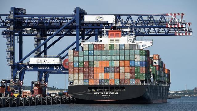 La taxe au tonnage pourrait entraîner l’implantation d'entreprises de transport génératrices d’emploi. [EPA/Keystone - Dan Himbrechts]