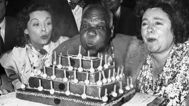 Le musicien de jazz Sidney Bechet fête ses 59 ans à Paris le 14 mai 1956. [Keystone]