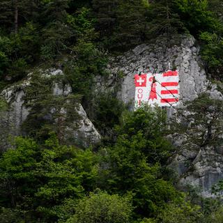 Le drapeau du canton du Jura est peint sur la montagne ce mardi 23 mai 2017 à Moutier.
Jean-Christophe Bott
Keystone [Keystone - Jean-Christophe Bott]