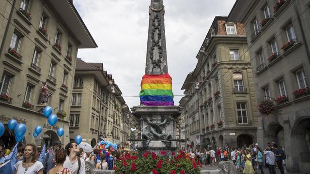 Des participants à la pride romande à Berne. [Keystone - EPA/Peter Klaunzer]