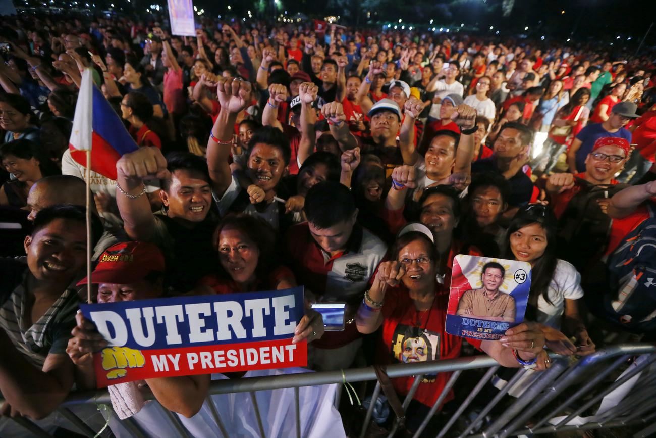 Des supporters du président philippin Rodrigo Duterte manifestent à Manille le 25 février 2017. [Keystone - AP Photo/Bullit Marquez]