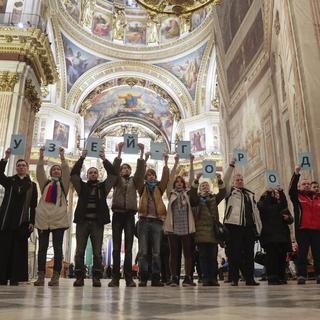 Des habitants de Saint-Pétersbourg opposés à ce que la cathédral Saint-Isaac soit récupérée par l’Eglise orthodoxe. [Keystone - Dmitri Lovetsky - AP Photo]