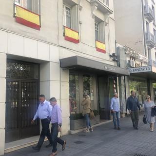 Des drapeaux espagnols trônent dans les rues de Madrid. [Anadolu Agency/AFP - Senhan Bolelli]
