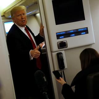 Le président Trump répond aux questions des journalistes à bord de son avion Air Force One, le 16 mars 2017. [REUTERS - Jonathan Ernst]