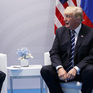 Donald Trump et Vladimir Poutine lors de leur première rencontre officielle au G20. [AP Photo/Keystone - Evan Vucci]
