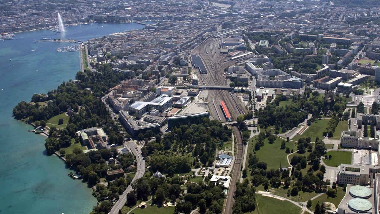 Vue aérienne de Genève, qui fait partie des 10 plus grandes villes de Suisse. [Reuters - Denis Balibouse]