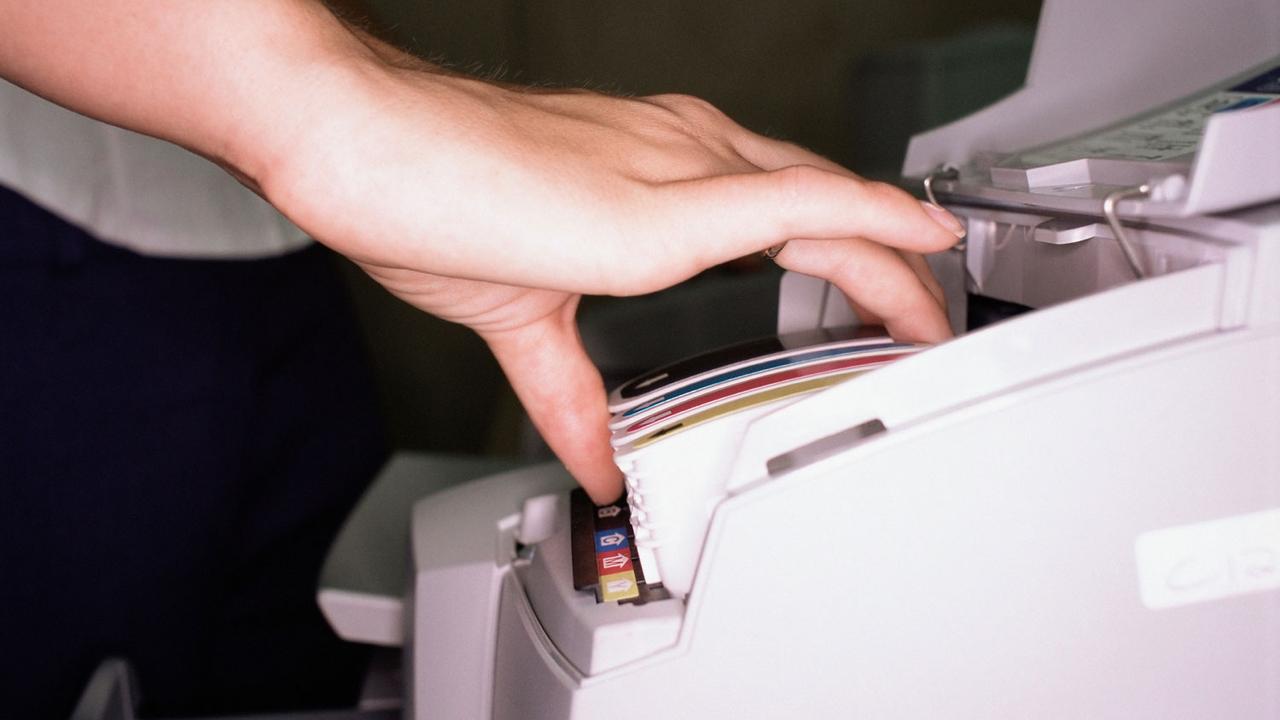L'association Halte à l’obsolescence programmée accuse les fabricants d’imprimantes de réduire volontairement la durée de vie de leurs appareils. [Image Source/AFP - Simon Potter]
