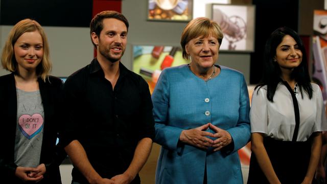 Angela Merkel entourée de trois youtubeurs allemands mercredi à Berlin. [Reuters - Axel Schmidt]