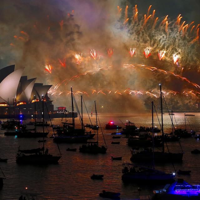Des feux d'artifice illuminent les célèbres Harbour Bridge et Opéra de Sydney, en Australie. [REUTERS - David Gray]
