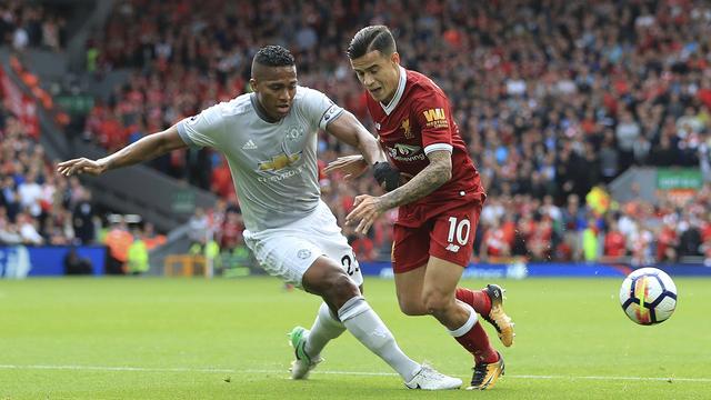 Antonio Valencia et Philippe Coutinho (à droite) ne sont pas parvenus à se départager. [Peter Byrne]