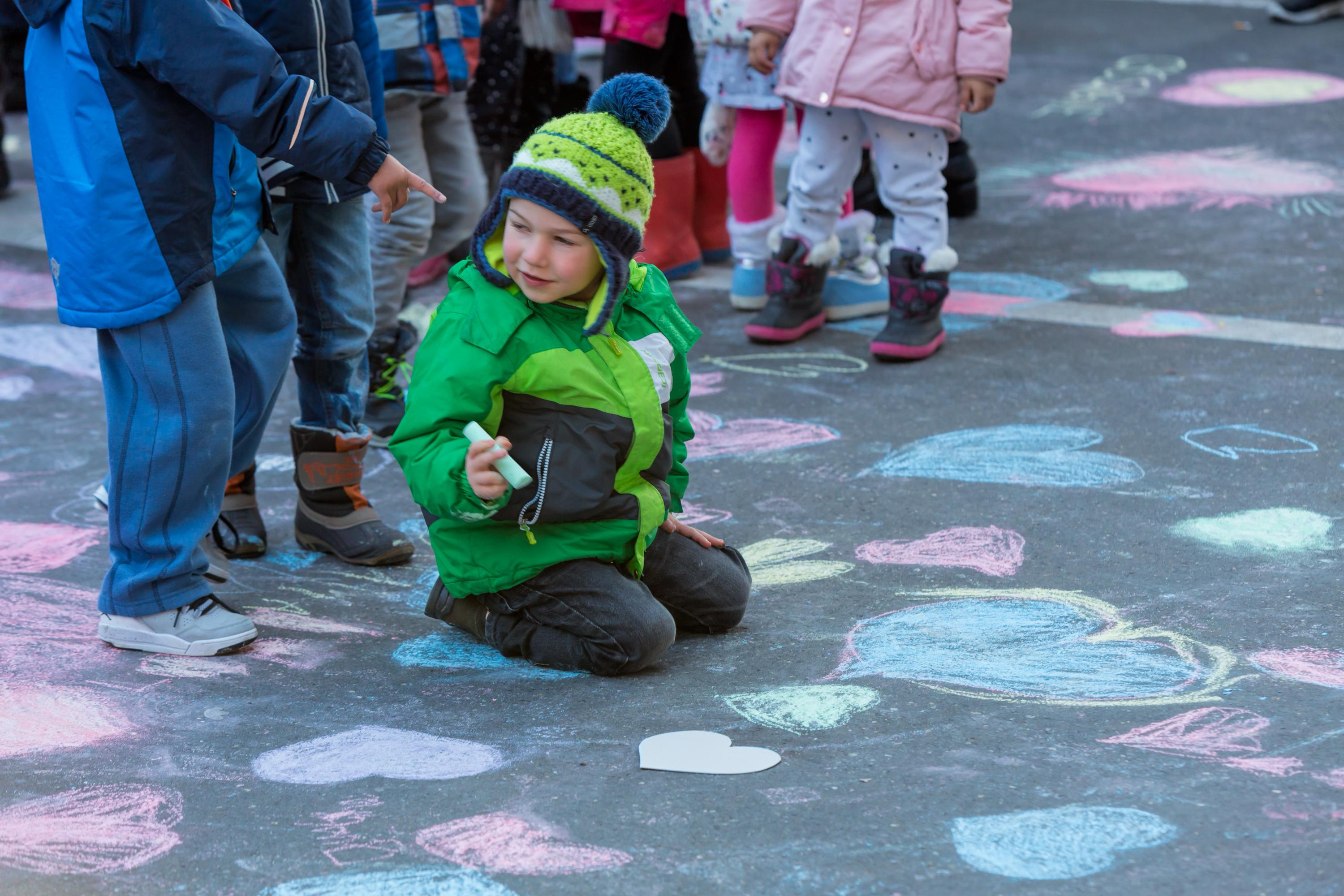 Des coeurs dessinés par les enfants sur la place Centrale de Lausanne, devant la scène de Coeur à Coeur. [RTS - Alexandre Chatton]