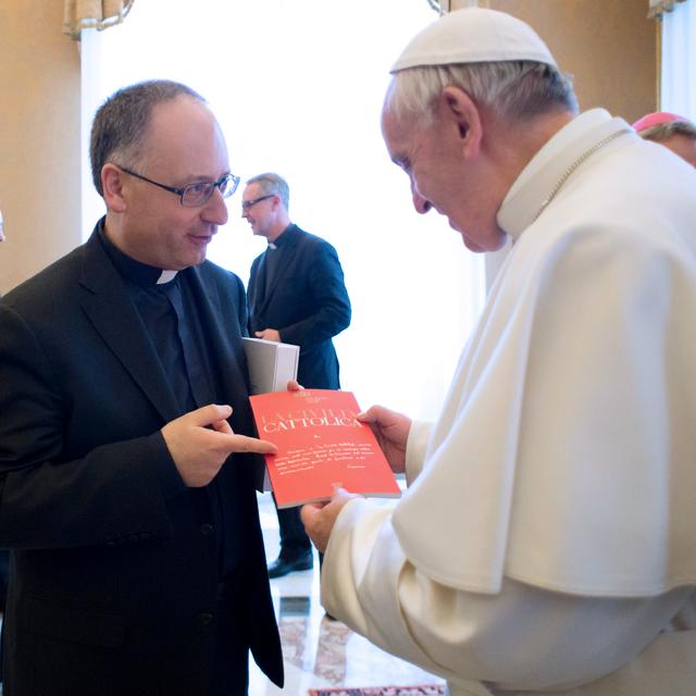 Antonio Spadaro, directeur de la revue Civiltà Cattolica, avec le Pape François. [AFP PHOTO / OSSERVATORE ROMANO - OSSERVATORE ROMANO / AFP]