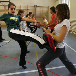 Les cours d'auto-défense séduisent toujours plus les femmes en Suisse. [Keystone - Steffen Schmidt]