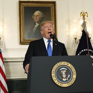 Donald Trump évoque la stratégie américaine envers l'Iran, le 13 octobre 2017 à Washington.