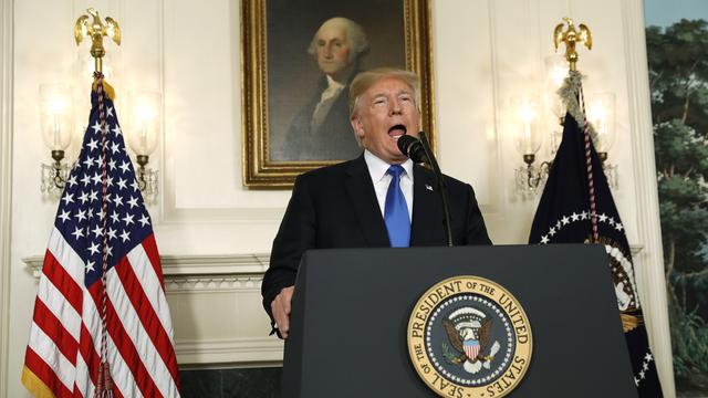 Donald Trump évoque la stratégie américaine envers l'Iran, le 13 octobre 2017 à Washington.