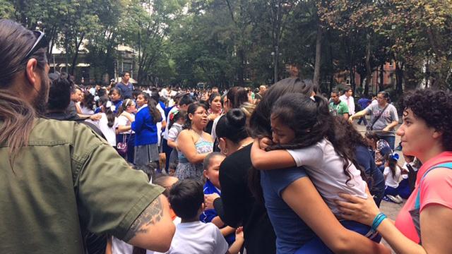 Les gens sont descendus dans les rues de Mexico après le séisme. [RTS - Emmanuelle Steels]