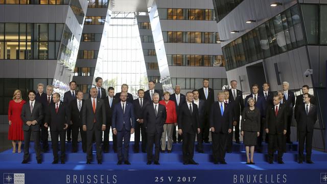 Les chefs d'Etat partenaires de l'OTAN posent ensemble devant les nouveaux bâtiments de l'organisation. [AP Photo - Keystone - Olivier Matthys]