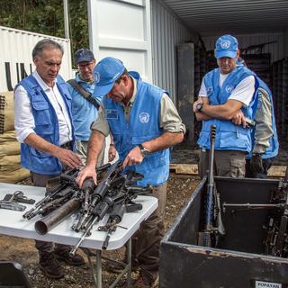 Les FARC remettent leurs armes à la mission de l'ONU chargée de les récupérer en Colombie. [Keystone]