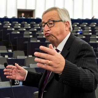 Jean-Claude Juncker s'exprime devant des siège vides et s'en offusque. [EPA/Keystone - Patrick Seeger]