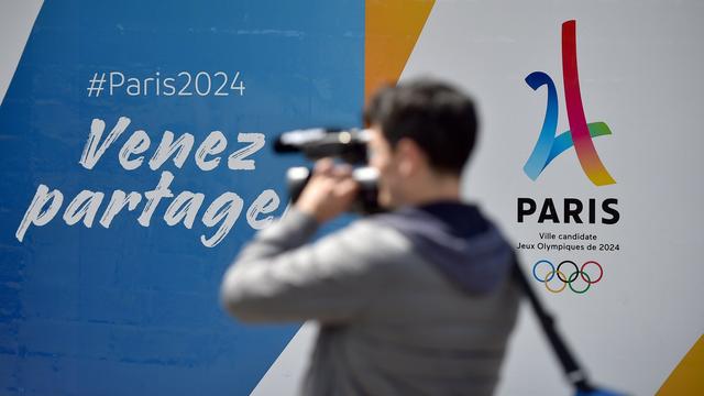 Affiche promotionnelle de la candidature de Paris pour les JO 2024. [EPA/Keysonte - Christophe Petit Tesson]