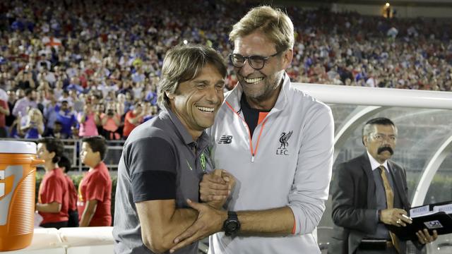 Klopp (Liverpool), à droite au côté de Conte (Chelsea): "ce serait logique que, quand la saison débute, la construction de l'effectif s'arrête". [Jae C. Hong]