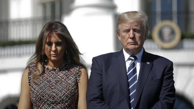 Donald Trump et sa femme Melania ont observé une minute de silence en mémoire des victimes de Las Vegas lundi à Washington. [AP Photo/Keystone - Pablo Martinez Monsivais]