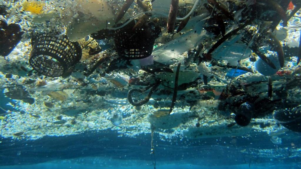 "Race for Water Odyssey" a pour objectif de faire le premier état des lieux de la pollution des mers aux déchets plastiques. [AP/Keystone - NOAA Pacific Islands Fisheries Science Center]