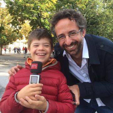Le jeune Thomas, 11 ans, en compagnie du journaliste Bastien Confino.
RTS