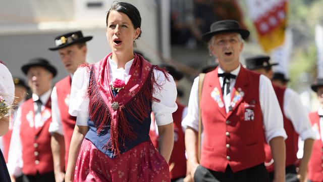 Des yodleurs chantant en costume traditionnel dimanche à Brigue. [Keystone - Laurent Gillieron]