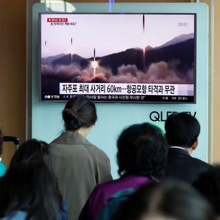 Dans une gare à Séoul, des Sud-Coréens suivent avec attention les agissements du voisin nord-coréen. [Reuters]