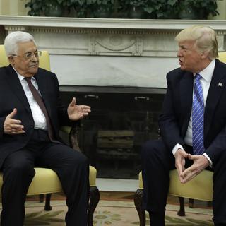 "Nous voulons créer la paix entre Israël et les Palestiniens, nous y arriverons", a déclaré Donald Trump en rencontrant Mahmoud Abbas. [AP Photo - Evan Vucci]