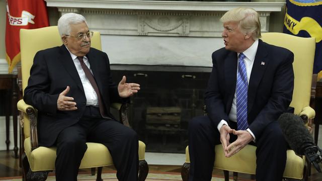 "Nous voulons créer la paix entre Israël et les Palestiniens, nous y arriverons", a déclaré Donald Trump en rencontrant Mahmoud Abbas. [AP Photo - Evan Vucci]