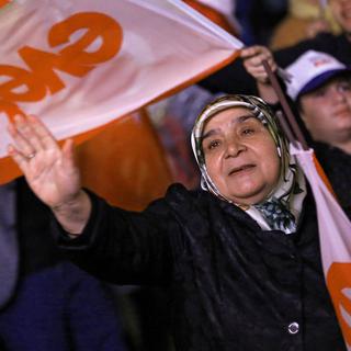 Les partisans du oui ont célébré la victoire dimanche soir (ici, à Ankara). [EPA/Keystone - Tumay Berkin]