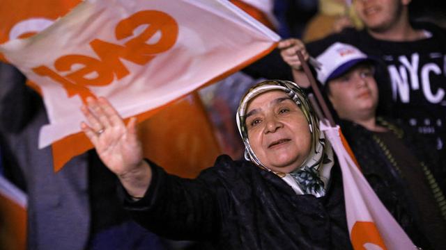 Les partisans du oui ont célébré la victoire dimanche soir (ici, à Ankara). [EPA/Keystone - Tumay Berkin]
