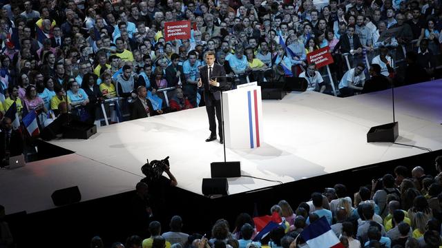 Emmanuel Macron lors de son meeting à Paris devant 20'000 personnes. [EPA/YOAN VALAT]
