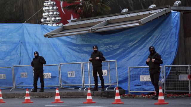 Des officiers de police turcs devant les lieux du drame. [Keystone - Halit Onur Sandal]