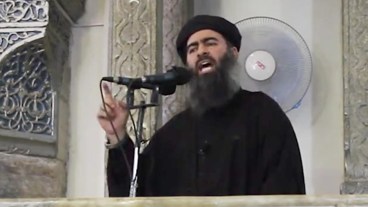 Le chef du groupe Etat islamique Abou Bakr al-Baghdadi lors d'un sermon dans une mosquée à Mossoul en Irak en 2014. [Keystone]