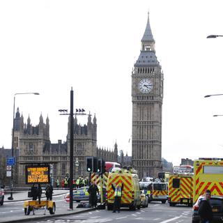 Les services d'urgence déployés sur le lieu de l'attaque devant le Parlement de Londres. [Eddie Keogh]