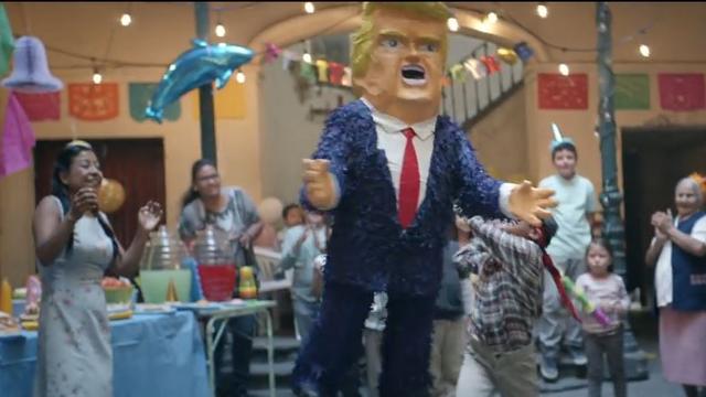 Capture d'écran du film "La bonne mère" de Sarah Clift, où un garçon mexicain réalise son rêve: taper sur une pinata à l'effigie de Donald Trump.