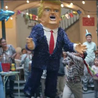 Capture d'écran du film "La bonne mère" de Sarah Clift, où un garçon mexicain réalise son rêve: taper sur une pinata à l'effigie de Donald Trump.